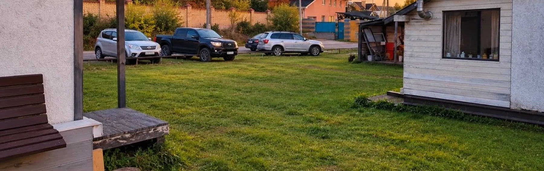 Лужайка и парковка рядом с домом